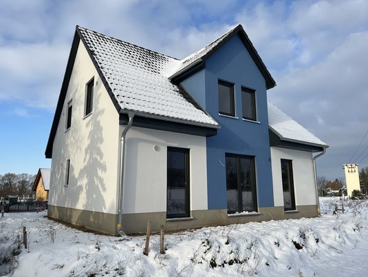 Haus im Spreewald kaufen. Ein modernes Einfamilienhaus mit interessanter Dachform