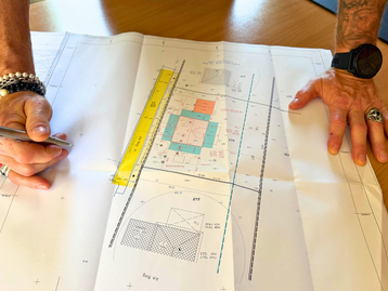 Lageplan eines Baugrundstücks auf dem Beratungstisch