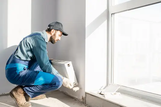 Baumängel müssen beseitigt werden. Funktioniert irgendetwas in den eigenen vier Wänden nicht, wie es soll, muss der Bauunternehmer respektive müssen die Handwerker wieder anrücken, um alles zu richten.