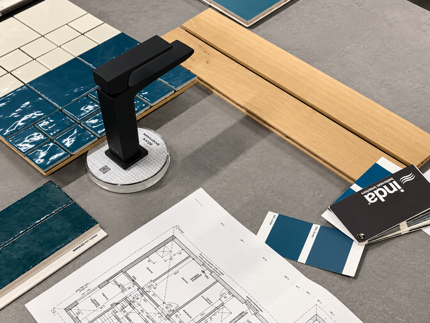 Grundriss und verschiedene Materialmuster bei der Bemusterung eines Hauses