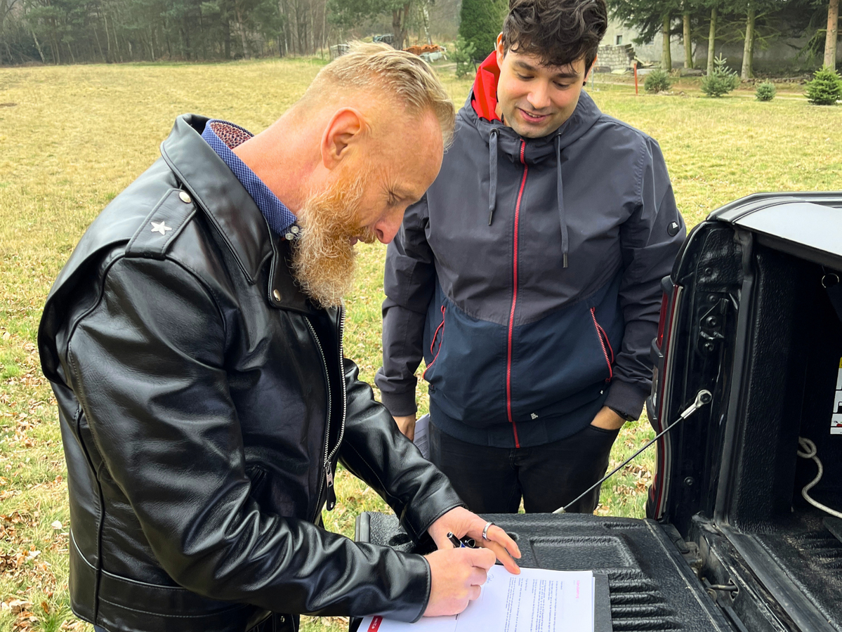 Beratungsgespräch zu Hausbau und Grundstück in Senftenberg mit Vertragsunterlagen