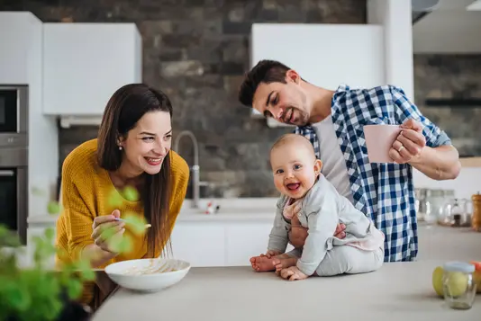 Junge Familie mit Baby