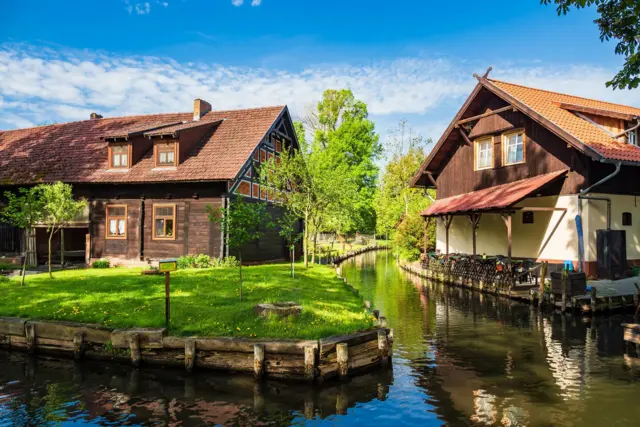 Typische Häuser im Spreewald am Wasser mit grüner Umgebung