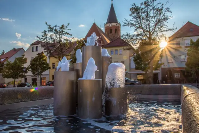 Marktplatz in Calau mit Brunnen und historischen Gebäuden