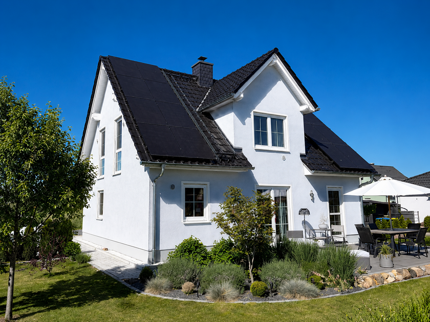 Einfamilienhaus mit nachträglich installierter Photovoltaikanlage auf dem Dach