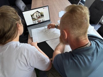 Beratungsgespräch zur Vorbereitung eines Hausbaus