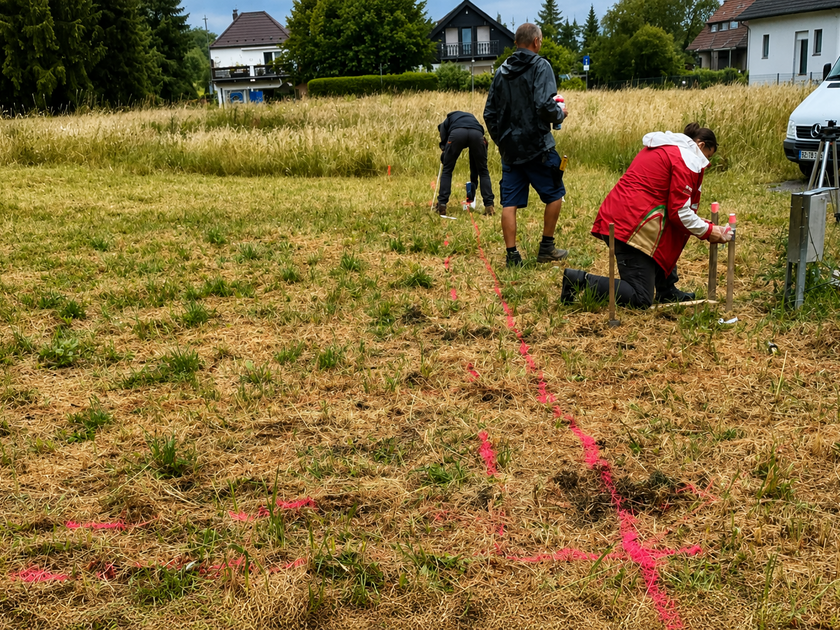Absteckarbeiten auf einem Baugrundstück vor Beginn der Bauarbeiten