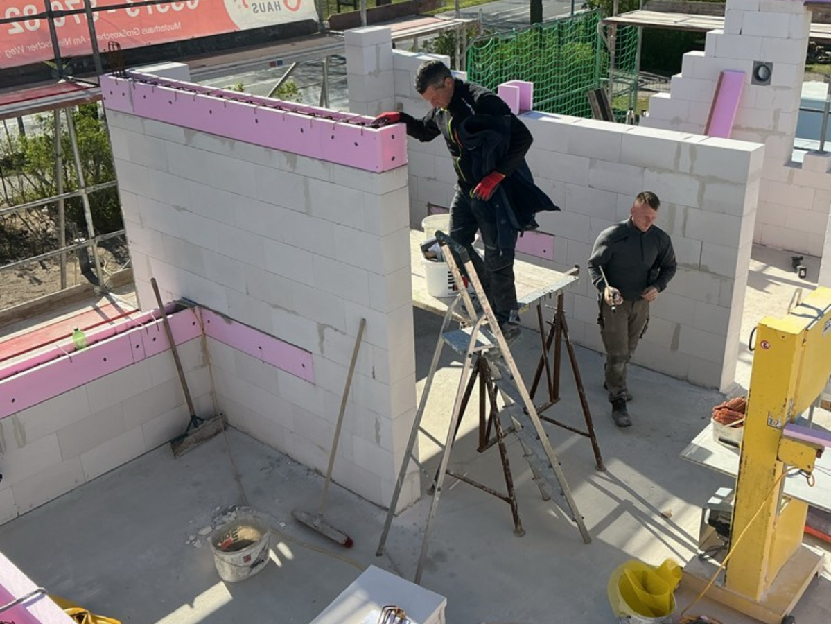 Hausbau in Senftenberg während der Rohbauphase – Maurerarbeiten an einem Einfamilienhaus