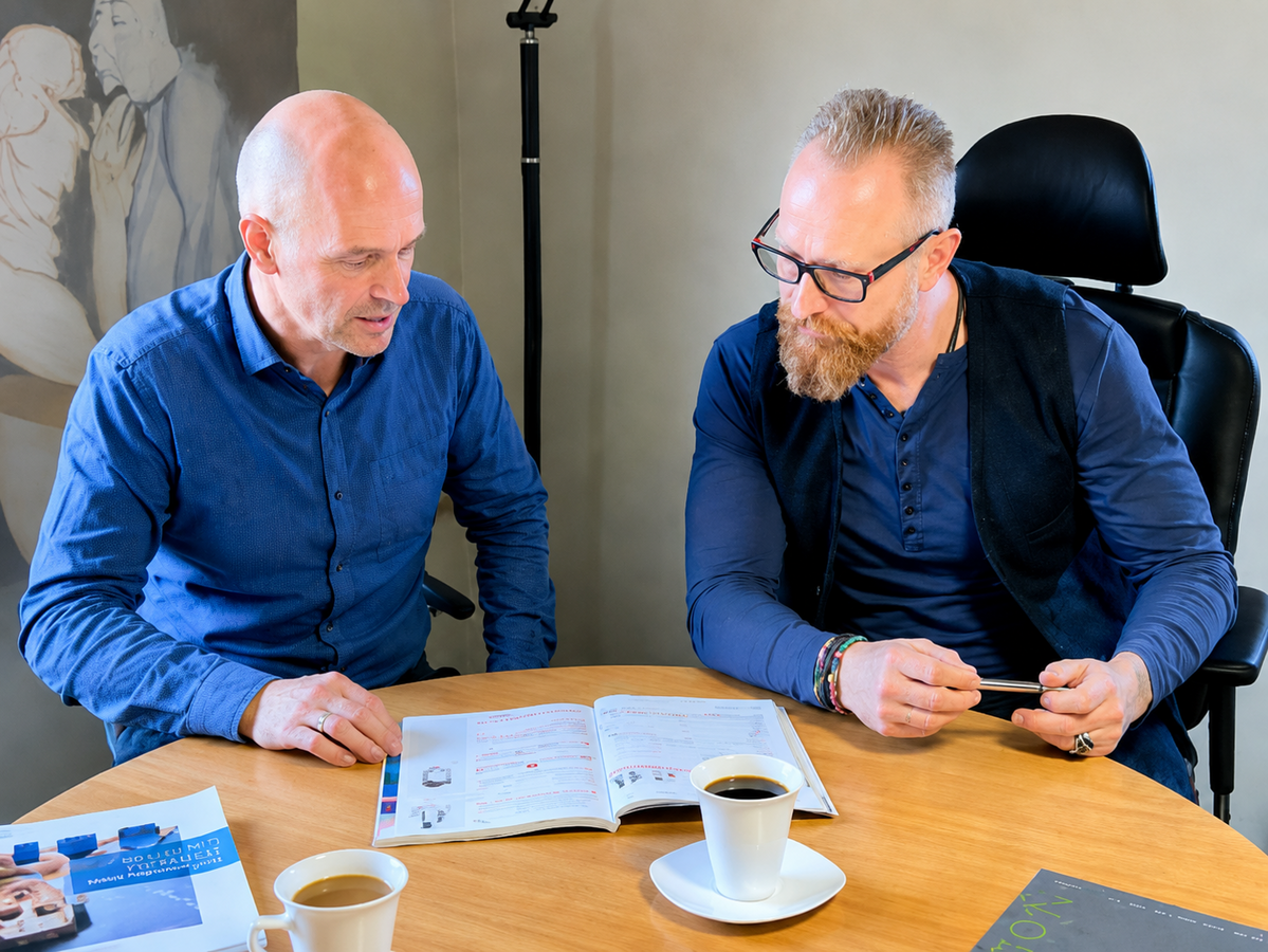 Beratungsgespräch zu Hausbau, Festpreis und Vertragsunterlagen im Büro Bernsdorf